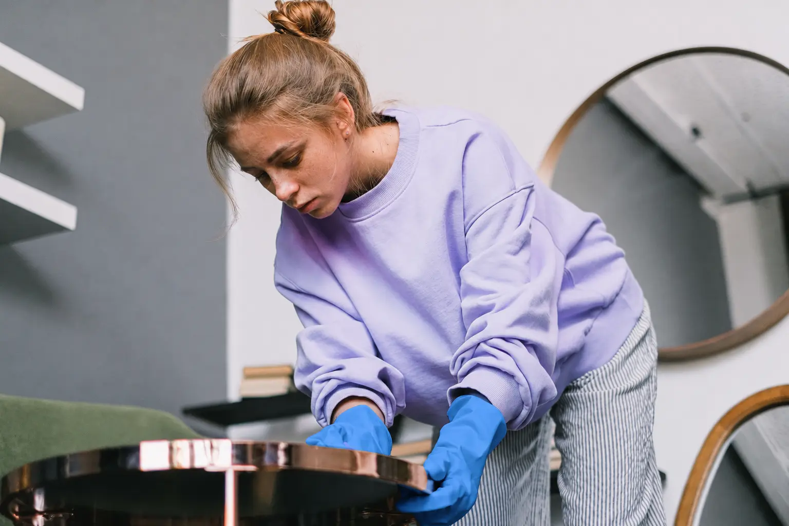 Schoonmaakprofessional met blauwe Nitriwell handschoenen